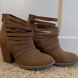 Brown strappy Soda stacked chunky heel booties 9